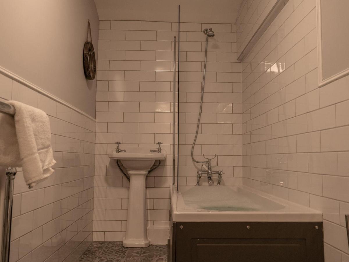 The Milestone Hotel Sowerby Bridge Bagian luar foto